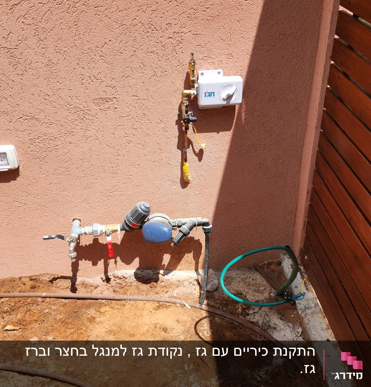 מערכת צינורות ומד מים על קיר חיצוני